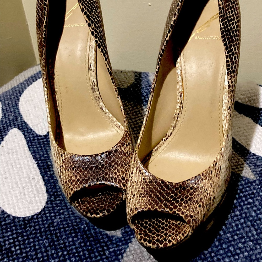Brian Atwood Women’s peep toe platform python faux snake skin 8.5 US
